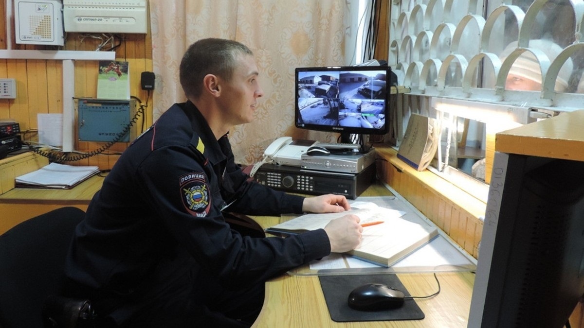 <span style="font-weight: bold;">Полицейский контрольно-пропускного пункта отдела полиции (сутки через трое)</span>